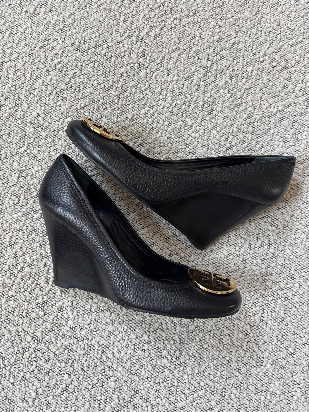 New! Tory Burch Black Pebbled Leather Wedge Heels Gold Logo 9 - Picture 2 of 11
